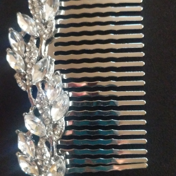 Bridal set by Marielle. Includes comb, earrings and bracelet. - Picture 4 of 7